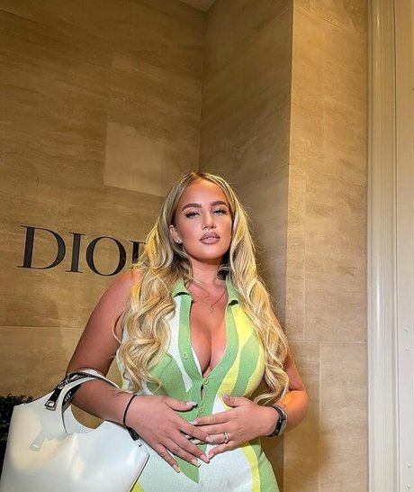 LAURA GOLD onlyfans boobs