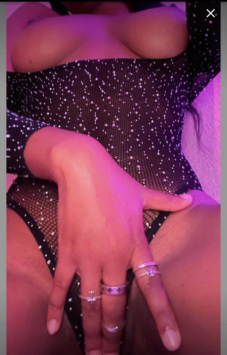 Alenaxairi strip onlyfans