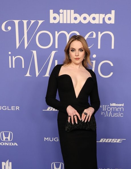 Elizabeth Gillies onlyfans full