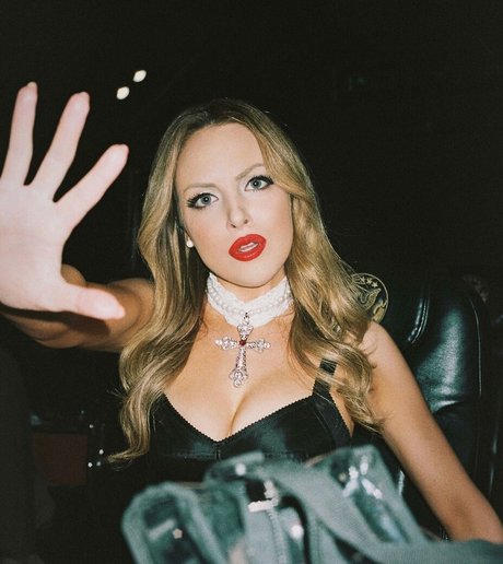 Elizabeth Gillies onlyfans fotos