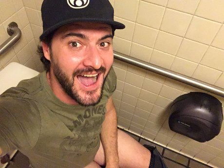 Officialtoekneeswanson onlyfans leak free