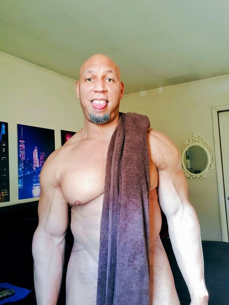 PEC DADDY naked onlyfans pics