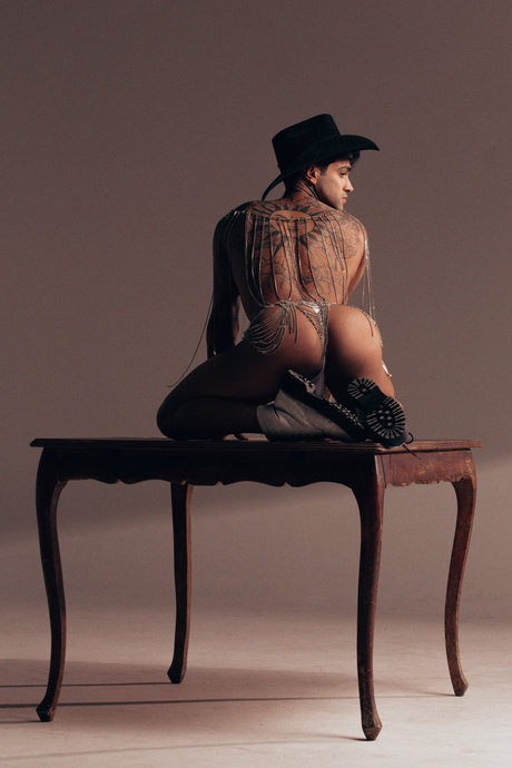 PARANOIAVIVA onlyfans fotos