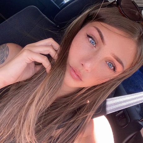 Manuela Elena_ onlyfans model photo