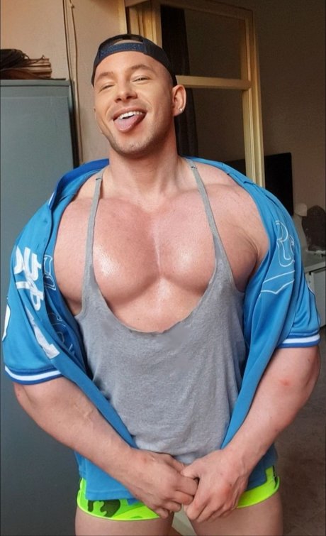 ROBERTO GONZALEZ onlyfans x