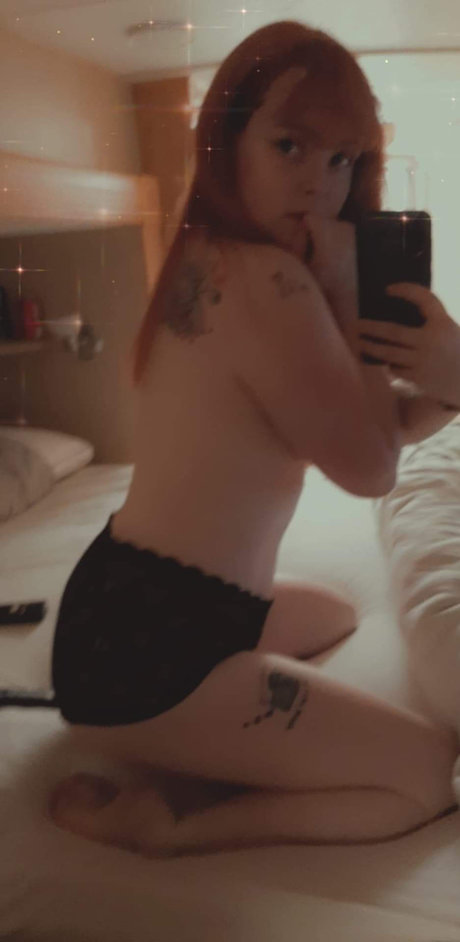 Mechanic Babe onlyfans model photos