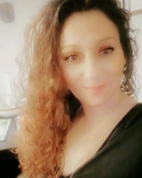 Big BOOTY Benz onlyfans model