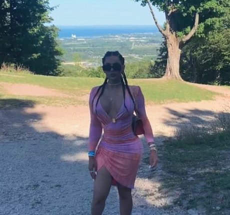 Amelia Maltepe naked onlyfans leak