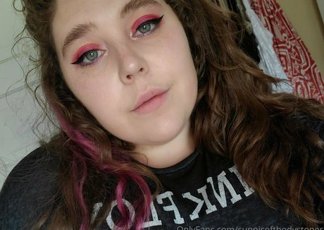 sunnisoftbodystoner onlyfans model photo