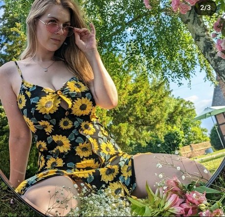 Rose And Rosie onlyfans leaked.