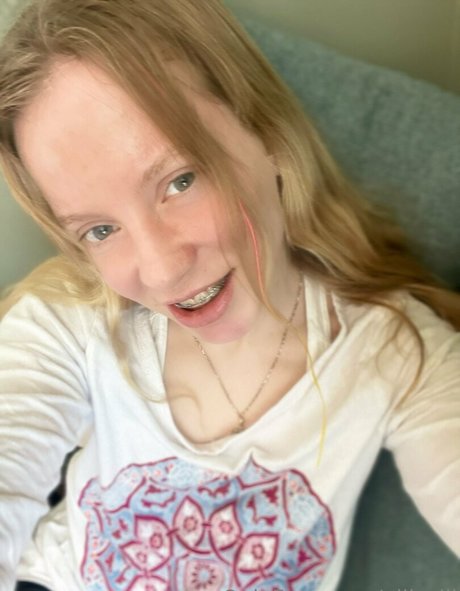 elli elli Profile pic