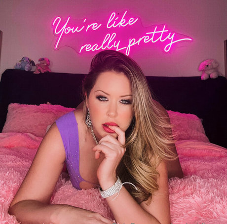 emiaddisonx onlyfans striptease