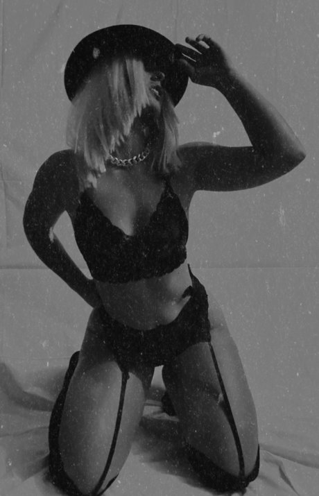 Mila Faye feet onlyfans