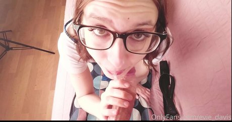 Evie Davis onlyfans ass