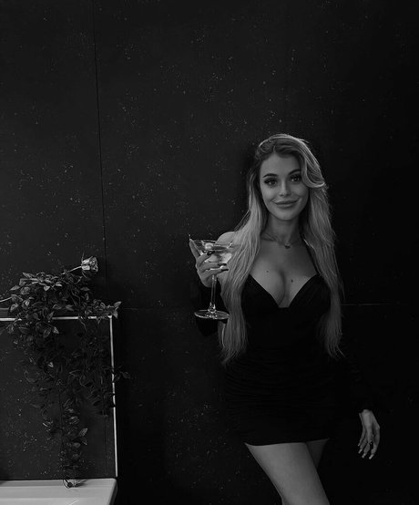 streamer onlyfans beautiful selfie