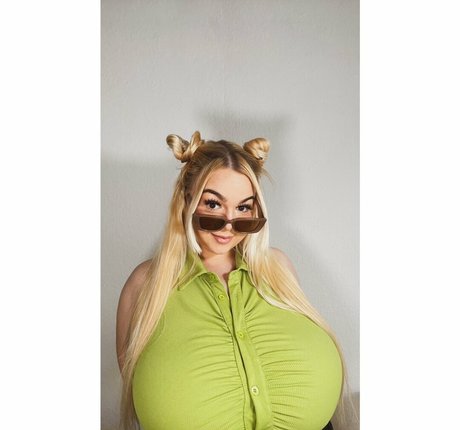 Schnataa onlyfans model