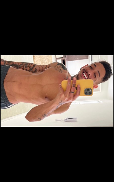 Gean Polinski onlyfans strip tease