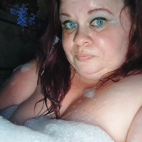 Natalie Curves onlyfans creator