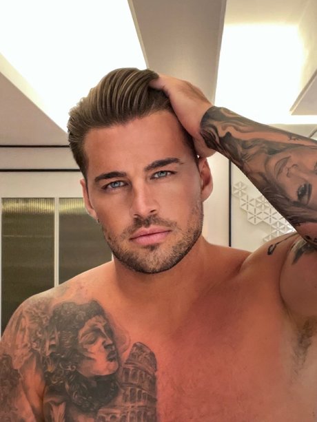 Carl Woods onlyfans hot