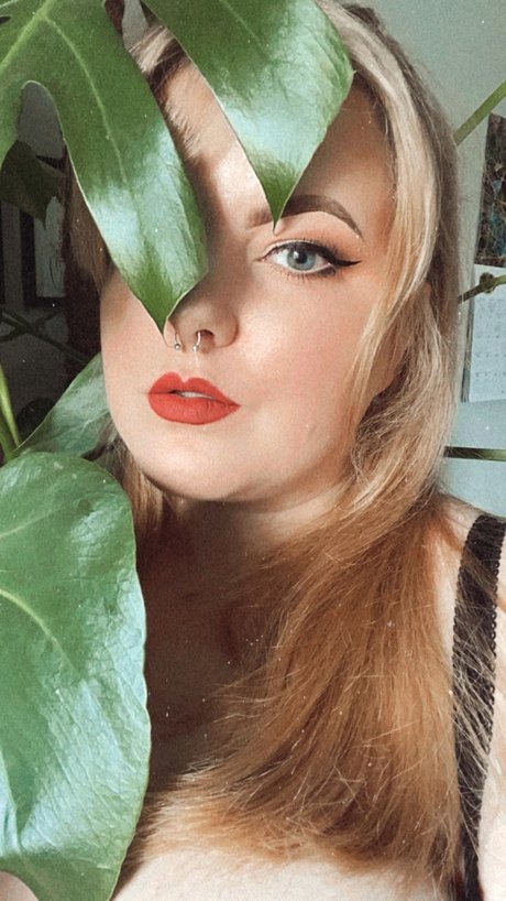 Curvy Meg onlyfans strip tease