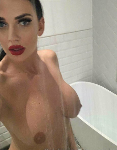 coxamelia onlyfans model photo