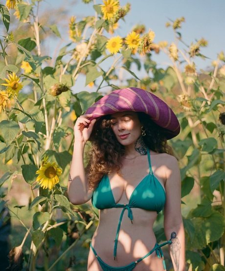 solo feet onlyfans pornographic frame