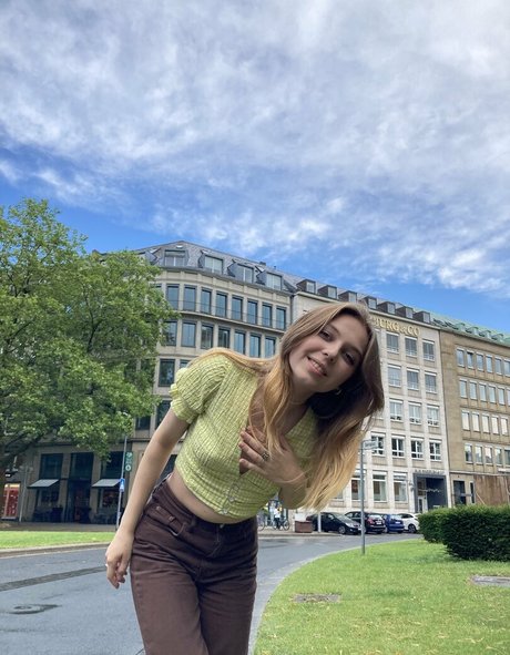 moon less onlyfans leaked