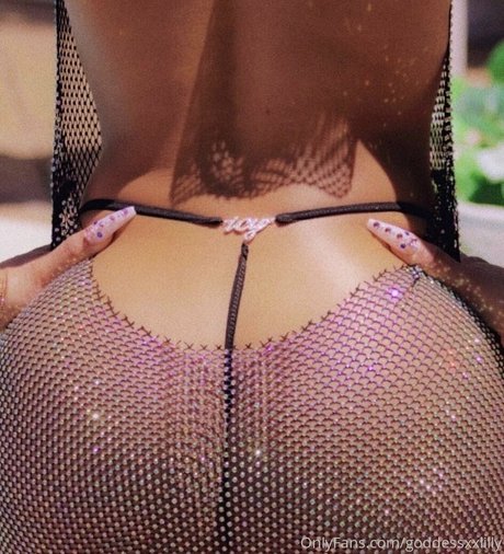 lillyxmaefree onlyfans leak ass