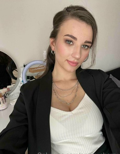 annie cherry nudes onlyfans leaks