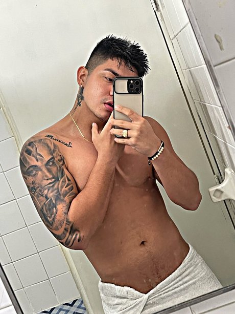 Andres Mojica onlyfans striptease