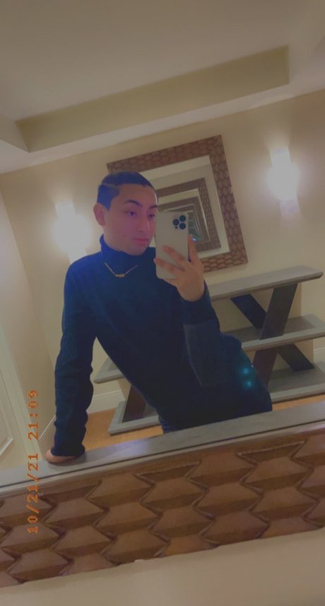 Aaron Star naked only fans