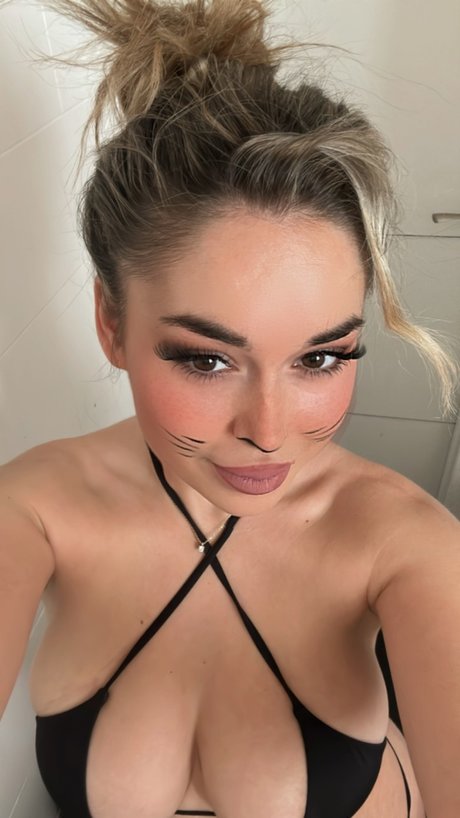 Alexandra Moreira onlyfans hot