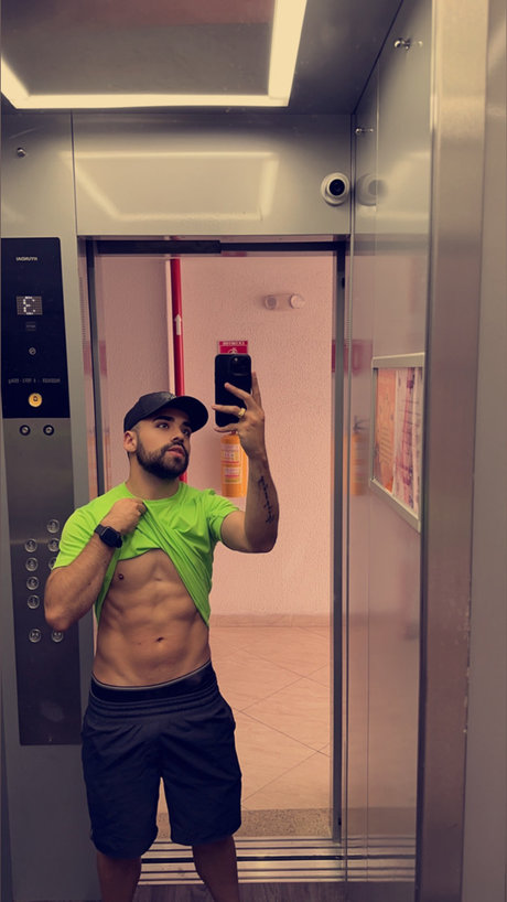 Aaron Diamond_ onlyfans leajs