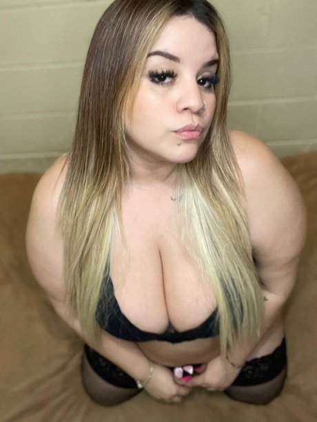 Alexandra Bernal onlyfans model
