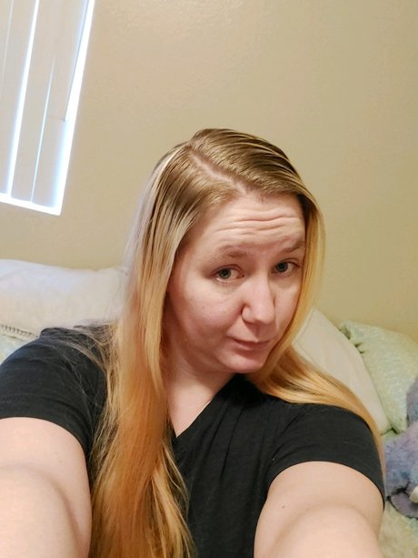 Aurora Wolf onlyfans model