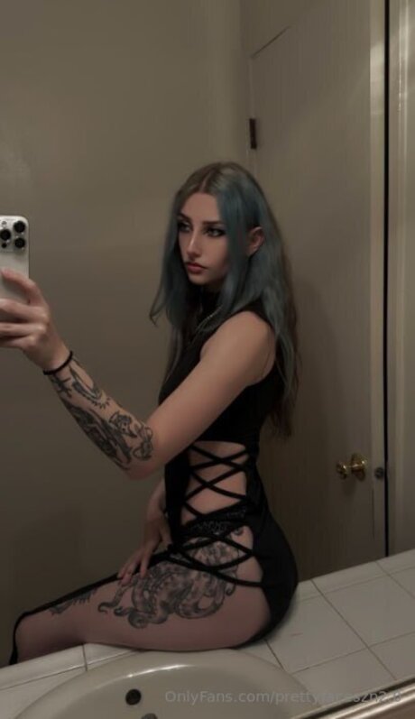 PrettyFaceSzn Naomi Nash strip onlyfans