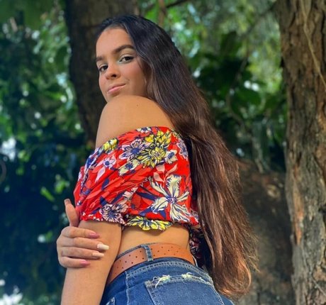 Izabelly Linhares nude onlyfans leaks