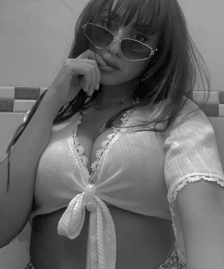 _mi mi ta_ onlyfans model photo