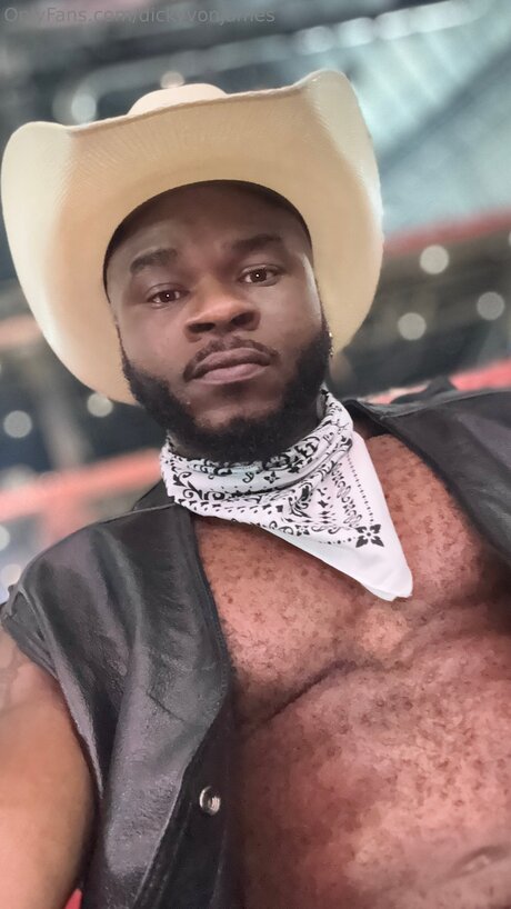 Dicky Von James topless onlyfans