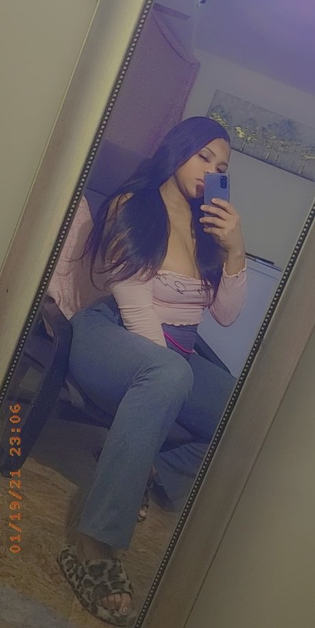 Nodia Sav onlyfans model images