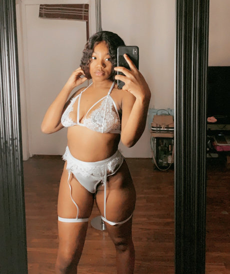 Itty Bitty_ leaked onlyfans pictures