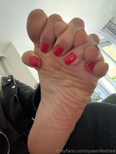 Queenfeetred onlyfans star