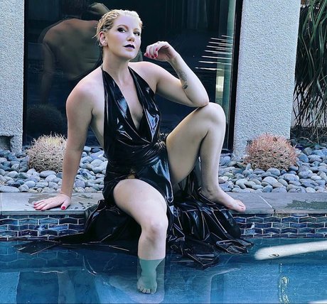 Ashley Edmonds onlyfans topless