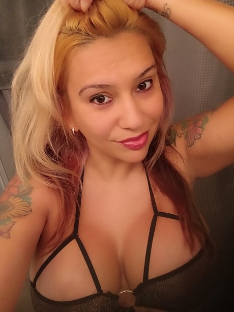 Cherry Bond onlyfans picture