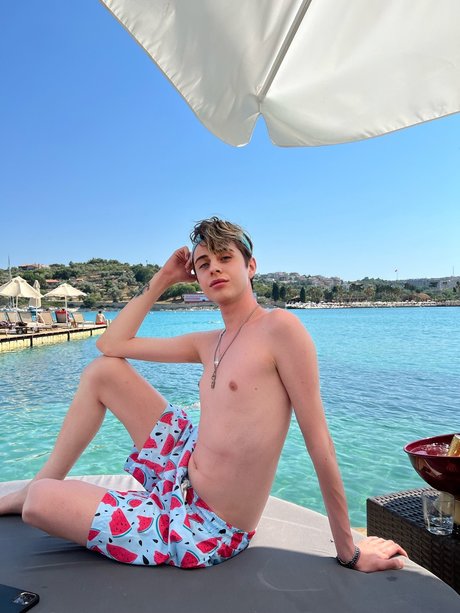 R zgar Ozan Dikici boobs onlyfans