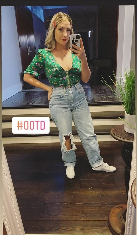 Rebecca Ford onlyfans leaks.