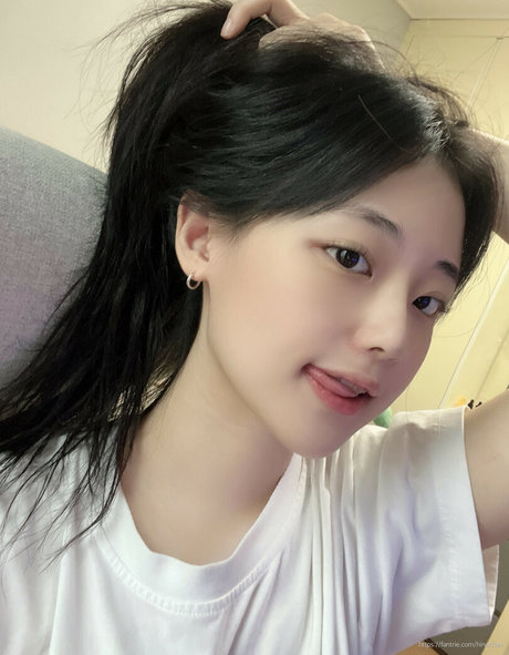 hinachan01 onlyfans model photos