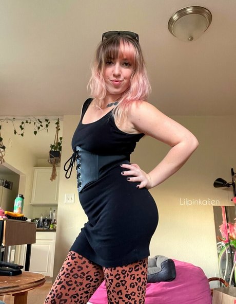 lilpinkalien onlyfans leaks