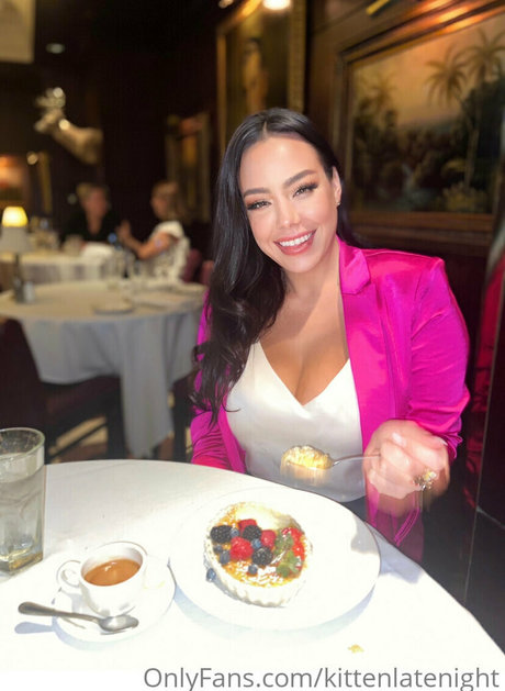 kittenlatenight only fans xxx