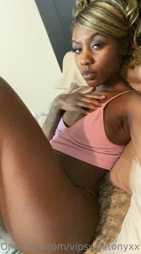 vipsweetonyxx onlyfans model